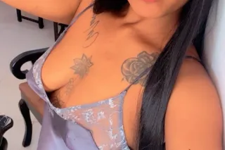 Latina coqueta - Image 1